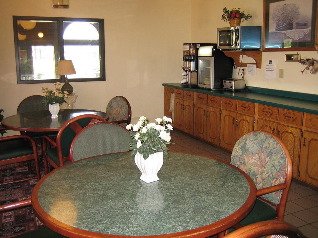 Knights Inn Litchfield Mn Exterior photo